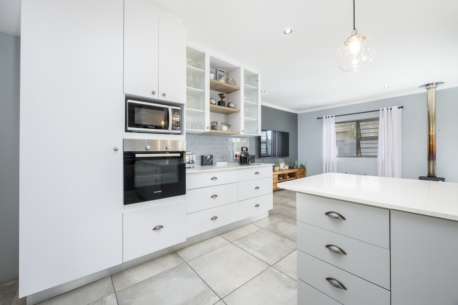 4 Bedroom Property for Sale in Uitzicht Western Cape